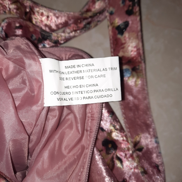 Elegant Floral Crossbody Bag in Pink - Picture 3 of 9